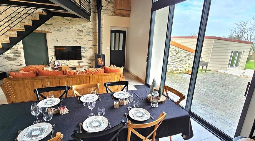 Location de vacances pour 10 personnes, avec piscine ainsi que terrasse et vue dans Beaupréau-en-Mauges