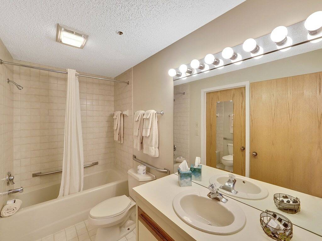 Ganze Wohnung, Edgewater #119 | Water Views + Private Balcony | Pool, Hot Tub, Sauna | Patio in Charlevoix, Charlevoix County