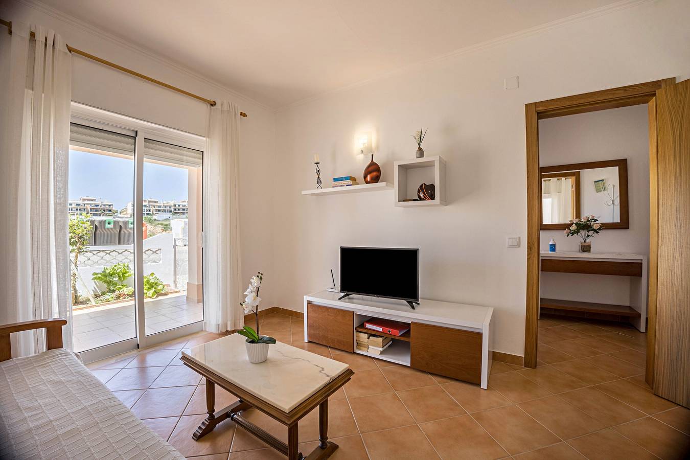Holiday Home Casa Bege T2 with Shared Pool, Shared Garden, Terrace & Wi-Fi in Praia do Burgau, Parque Natural do Sudoeste Alentejano e Costa Vicentina