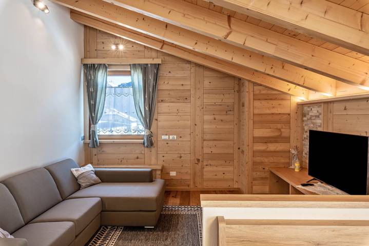 Entire apartment, Majon De Rita Apartment with Mountain View, Hot Tub, and Wi-Fi in Vigo di Fassa, San Giovanni di Fassa