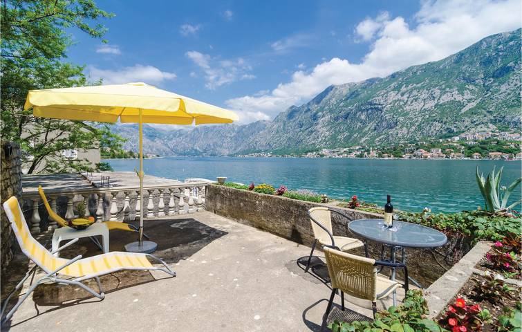 Ferienhaus für 4 Personen, mit Terrasse in Montenegro