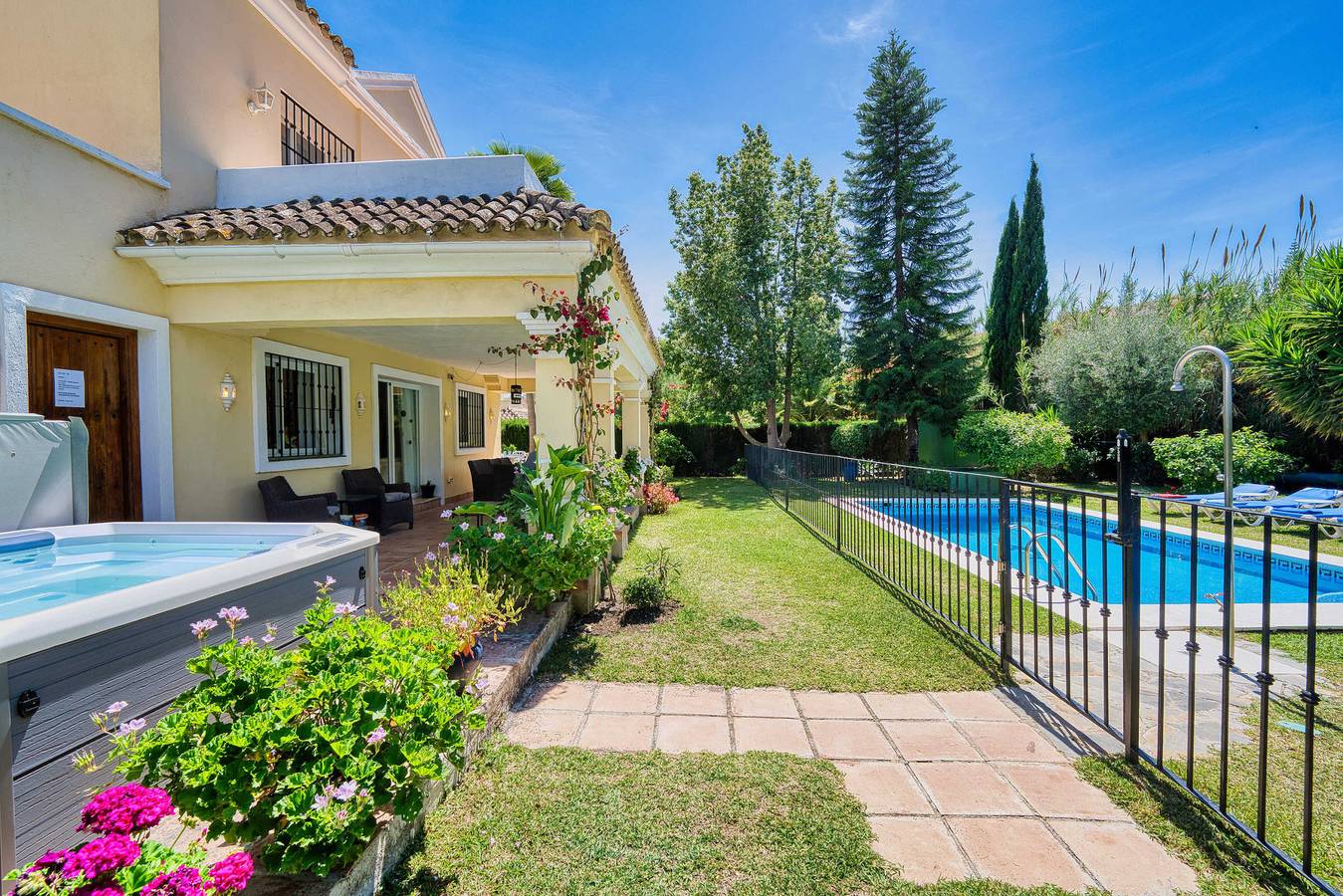 1106 Luxurious Family Villa with Heated Pool in Royal Flamingos Golf Resort, Estepona
