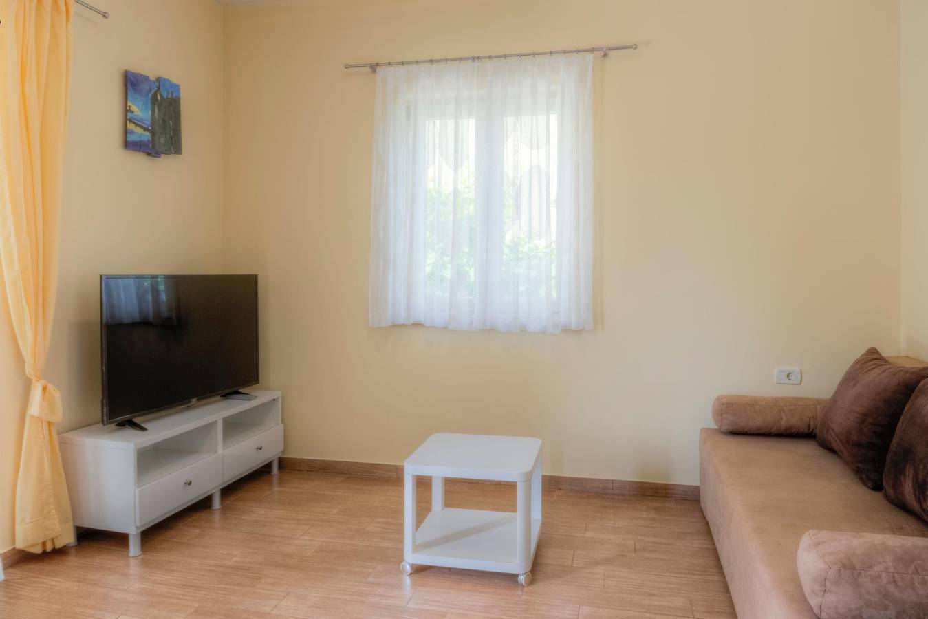 Entire holiday apartment, Modern apartment with balcony, right by the beach in Lovrecica, Umag Region