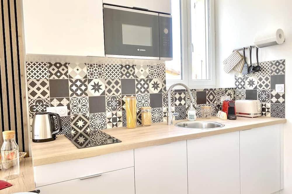 Entire apartment, Studio Fully renovated Standing Wifi Netflix Downtown location in Rochefort, Rochefort region