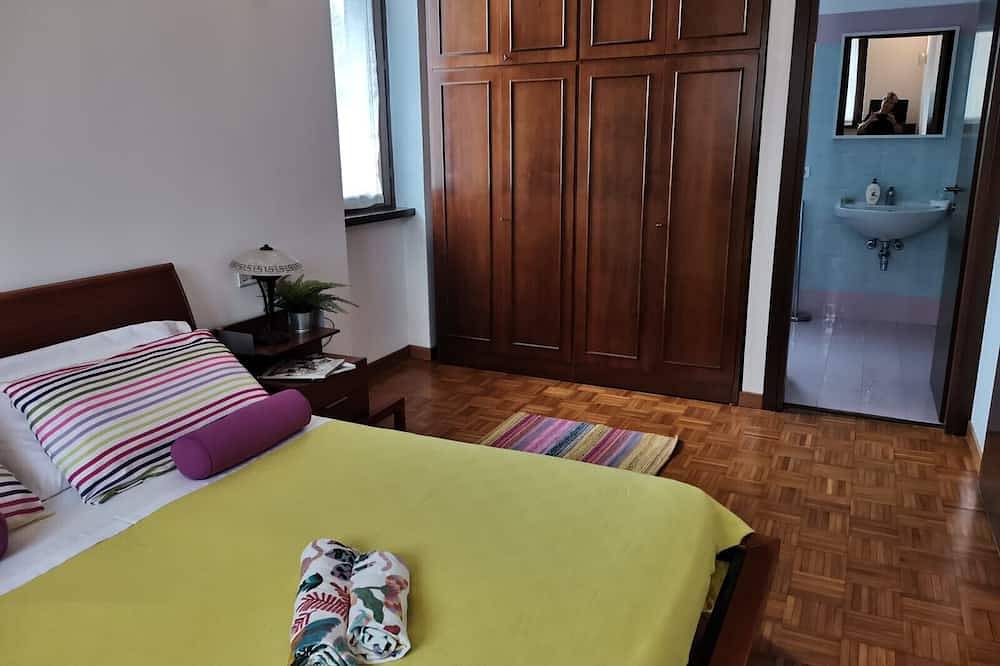 Villa Biancospino close by Monate Lake in Travedona, Travedona Monate