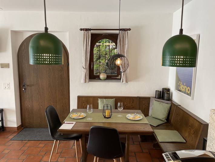 Ganze Wohnung, Charmante Ferienwohnung mit Panoramablick, Pool und Gartenparadies in Gordola, Tessiner Alpen