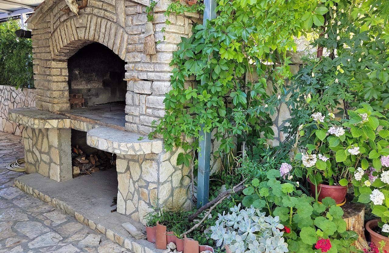 Ganze Wohnung, 2-Zimmer-Ferienwohnung mit Terrasse und Meerblick Barbat (Rab) A-25045-a in Barbat na Rabu, Rab