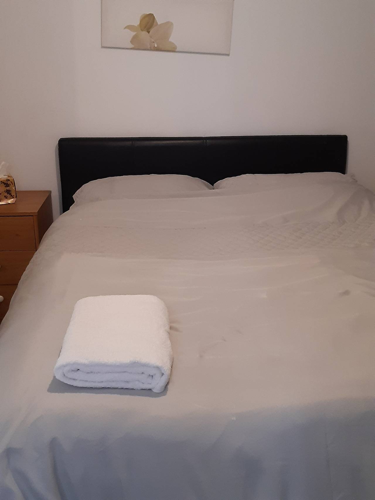 3 Bed House - Sleeps 4 - Parking - Wifi in Higham Ferrers, Northamptonshire