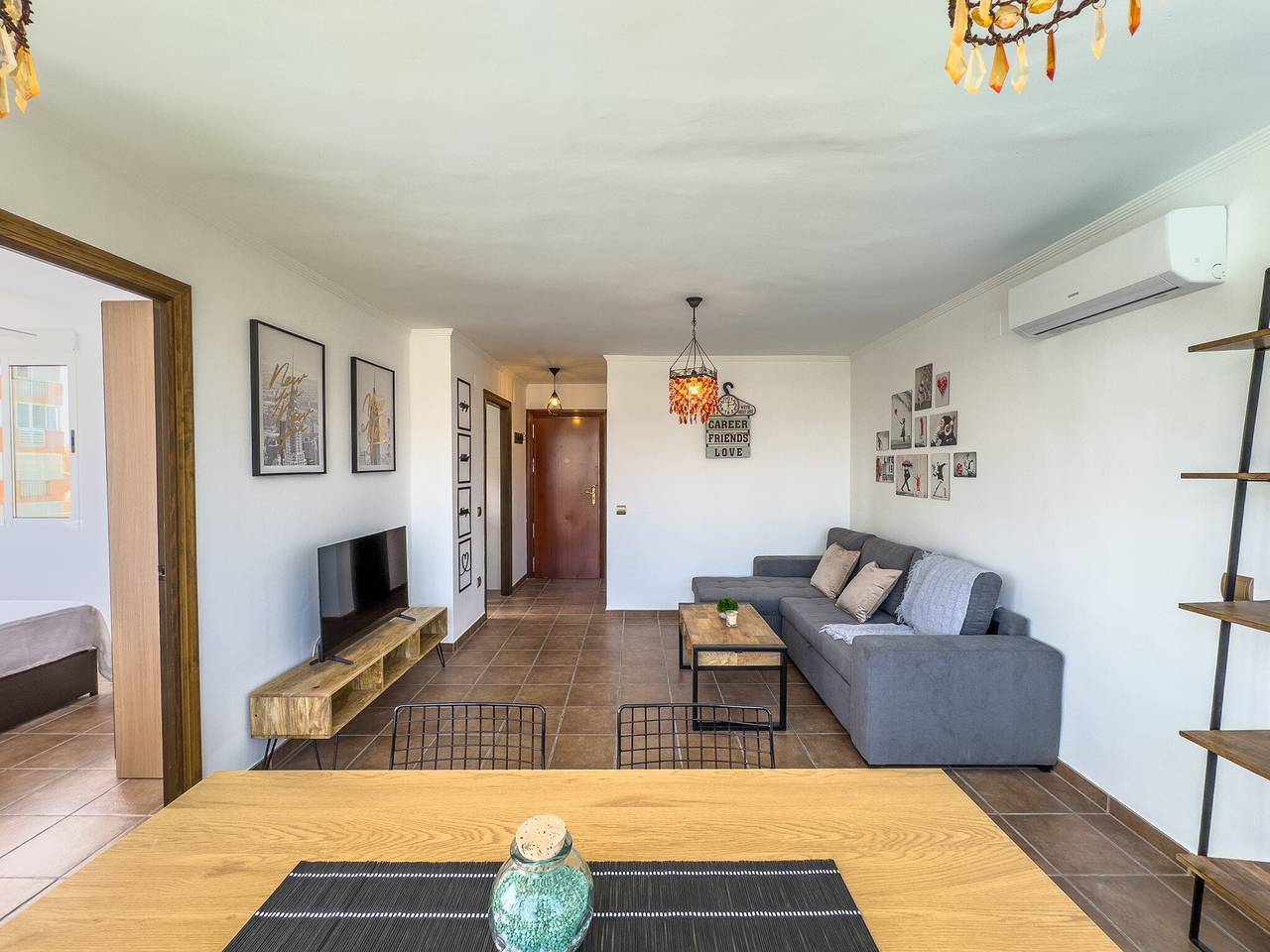 Apartamento entero, Apartamento 'Sol and Sea A121' con vistas al mar, Wi-Fi y aire acondicionado in Torrox Costa, Torrox