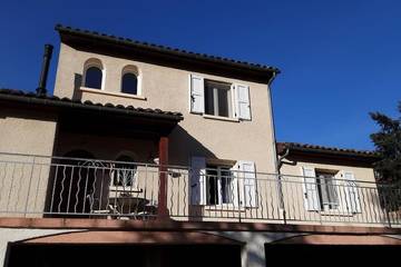 Gîte pour 3 personnes, avec terrasse et vue à Saint-Flour