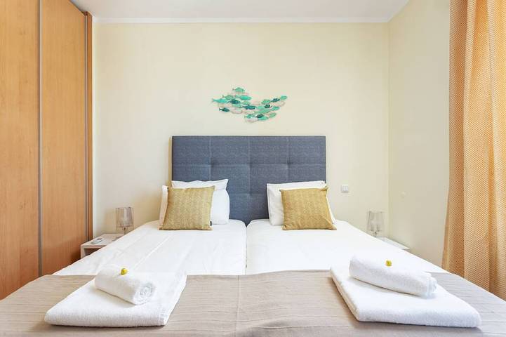 Ganze Wohnung, Luxus 2-Zimmer-Wohnung mit Ria-Blick & Dachpool, Village Marina, Olhão in Olhão, Parque Natural da Ria Formosa