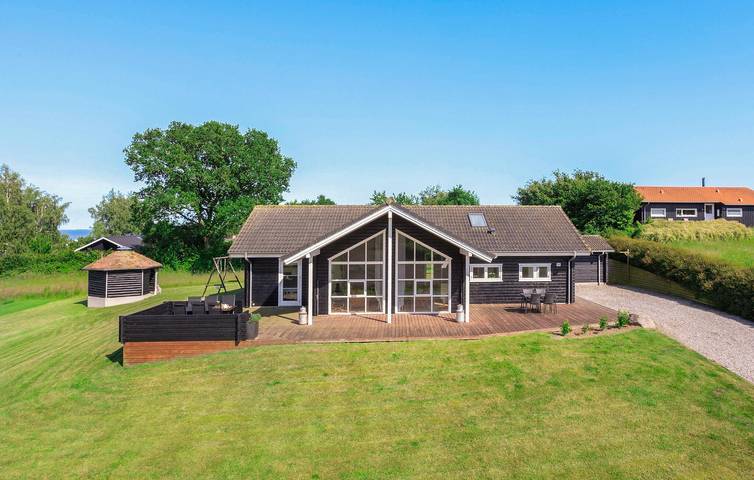 Feriehus for 8 personer, med Terrasse og Jacuzzi i tillegg til Sauna i Spodsbjerg