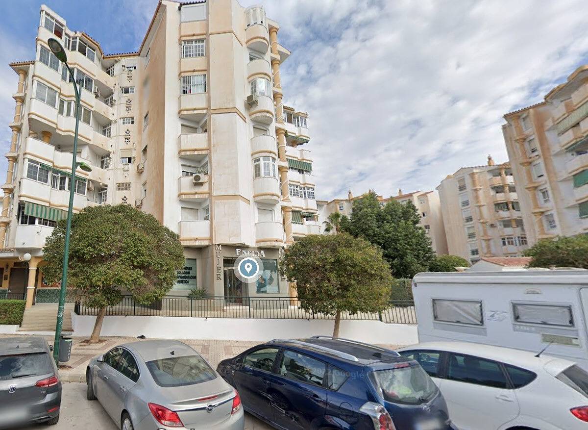 Entire studio, Studio Apartment 'Apartamentos Sealmar 1' with Shared Pool, Wi-Fi and Air Conditioning in Carretera de Cádiz, Malaga