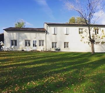 Gîte pour 16 personnes, avec jardin, animaux acceptés à Azay-le-Brûlé