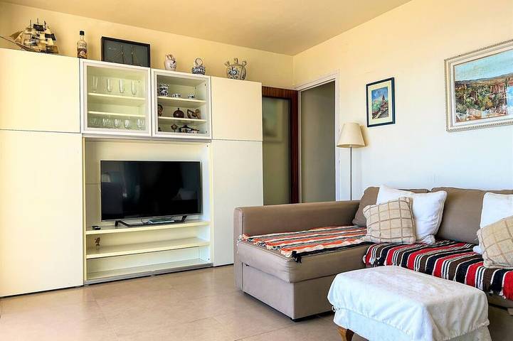 Appartement entier, Appartement 4/5 Pax avec accès direct à la plage. Il dispose d'une piscine communautaire. Excellent emplacement, bars, restaurants, boutiques et promenade. Wifi gratuit. Vivalidays Mar. in Platja de Santa Susanna (Pineda de Mar), Santa Susanna