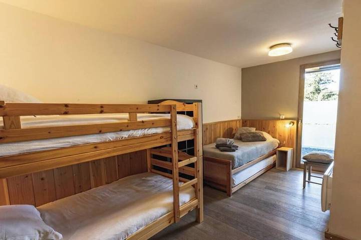 Landhaus, bis 200m skipiste, Erdgeschoss, terrasse, balkon, kamin oder ofen für holz, fernseher in Valfréjus, Modane