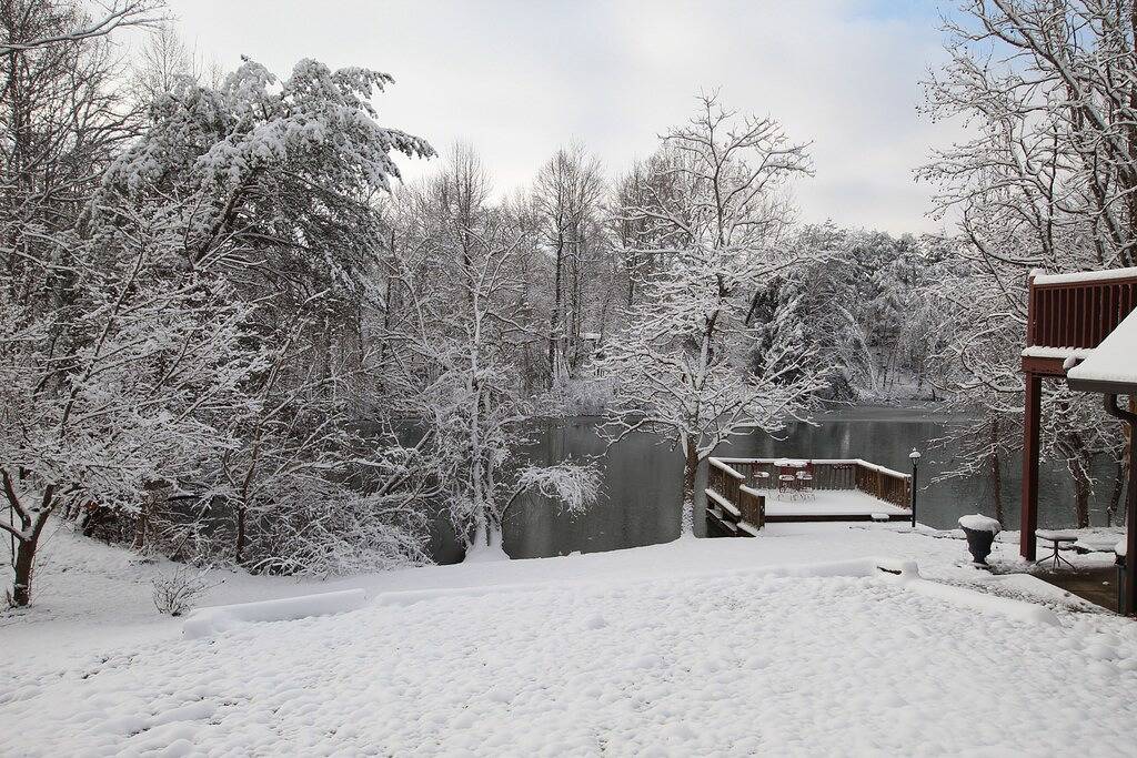 Lake Cumberland Ferienhaus, mit Blick auf privaten Fischteich in Lake Cumberland