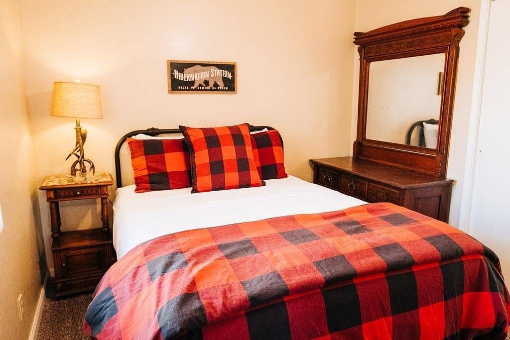 Al Fresco dining with lake views, boat slip & game room in Bass Lake