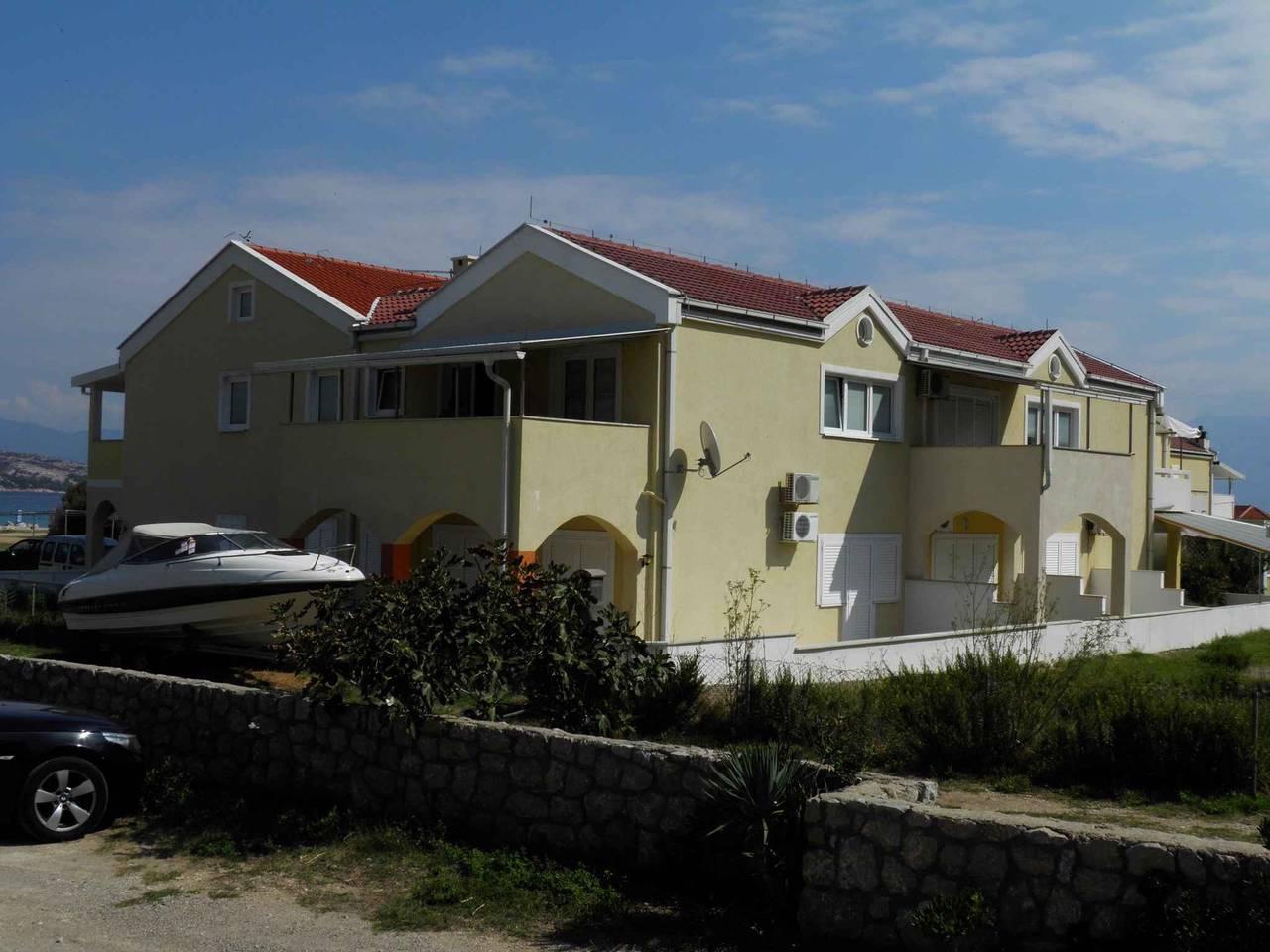 Entire holiday apartment, Holiday apartment mit Klimaanlage und Wlan  in Zarok, Baska