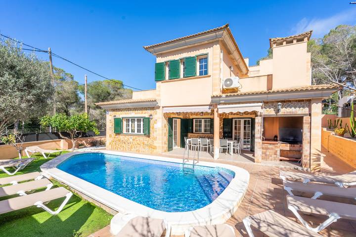 Ferienhaus für 12 Personen, mit Balkon und Terrasse sowie Garten