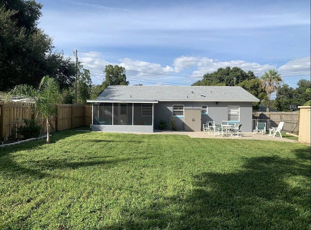 Very clean, close to the beach and great for long term stays as well. Huge yard in Largo, Pinellas County