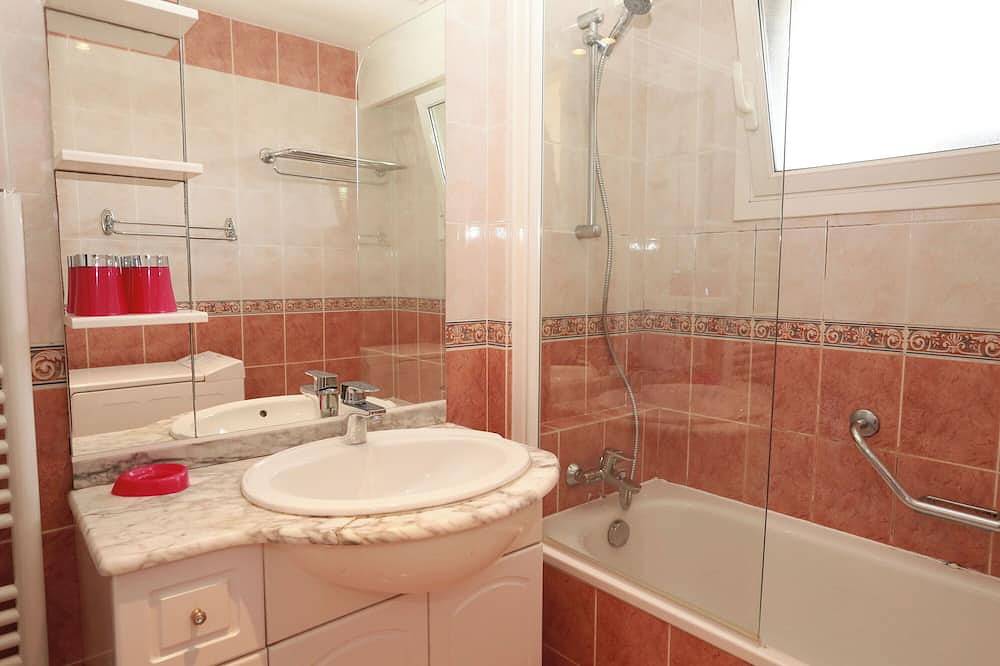 Geheel appartement, A 5 minutes des plages et restaurants appartement vue colline. in Golfe-Juan, Vallauris