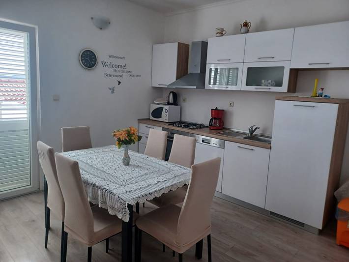 Ferienwohnung für 4 Personen, mit Pool und Balkon, kinderfreundlich in Trogir