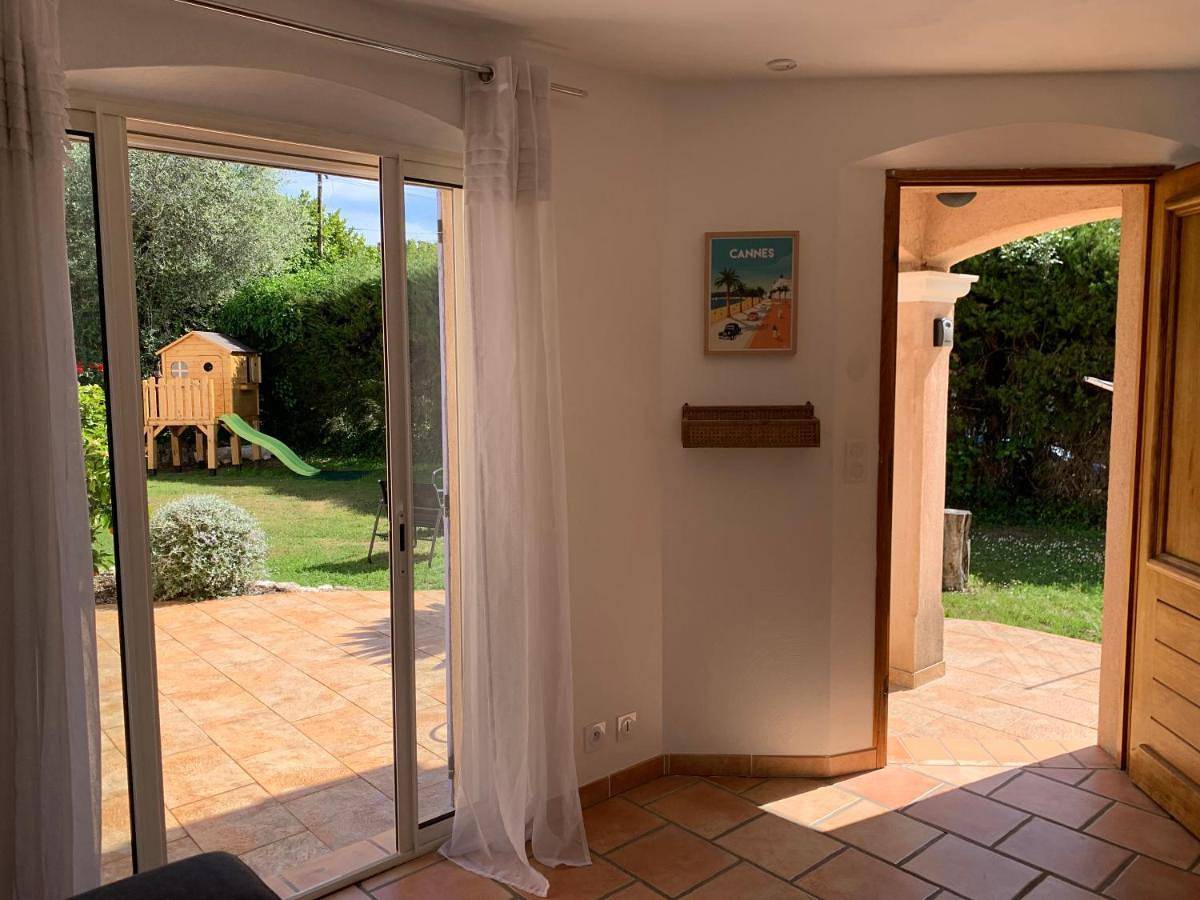 Appartement entier, Studio Apartment in Roquefort-les-Pins, Côte méditerranéenne (France)