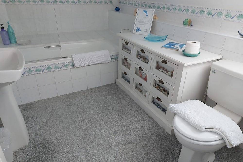 Entire apartment, “October & November” - Autumn Walks plus Parking! in Lymington, Hampshire