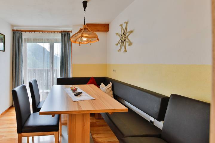 Geheel vakantieappartement, Vakantieappartement voor 6 personen met balkon in Lechtal Alps, Berwang