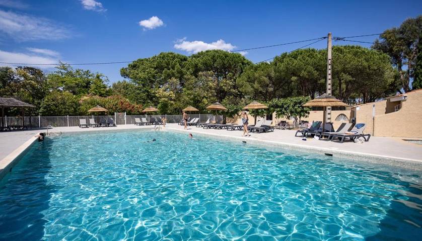 Camping pour 6 personnes, avec piscine à La Crau