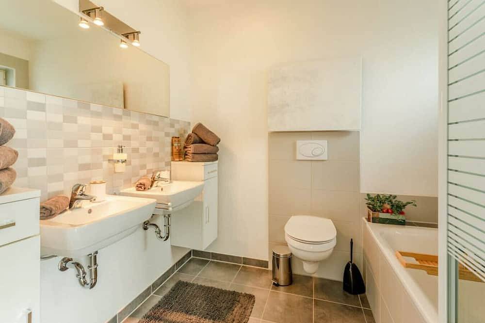 Dolomites Bungalow Eifelsteig w/ view Terrace & Bbq in Gerolstein, Vulkaan-Eifel
