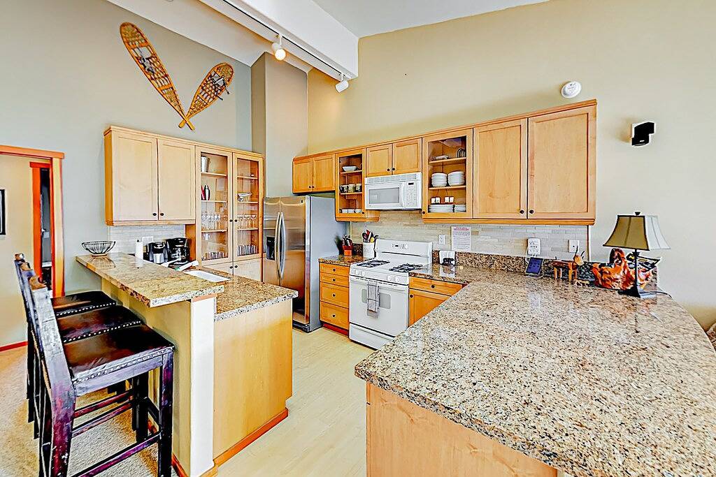 Ganze Wohnung, Mountain View Condo in Old Mammoth w/ Balcony, Fireplace & 3 Shared Hot Tubs in Old Mammoth, Mammoth Lakes