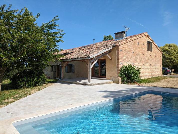 Cottage pour 9 personnes, avec vue ainsi que piscine et jardin à La Salvetat-Belmontet