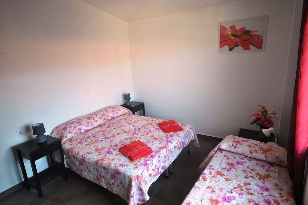 Appartement entier, Avec vue sur kl. Piscine et jardin exotique, à 1,5 km de la plage de sable in Orosei, Golfe d'Orosei