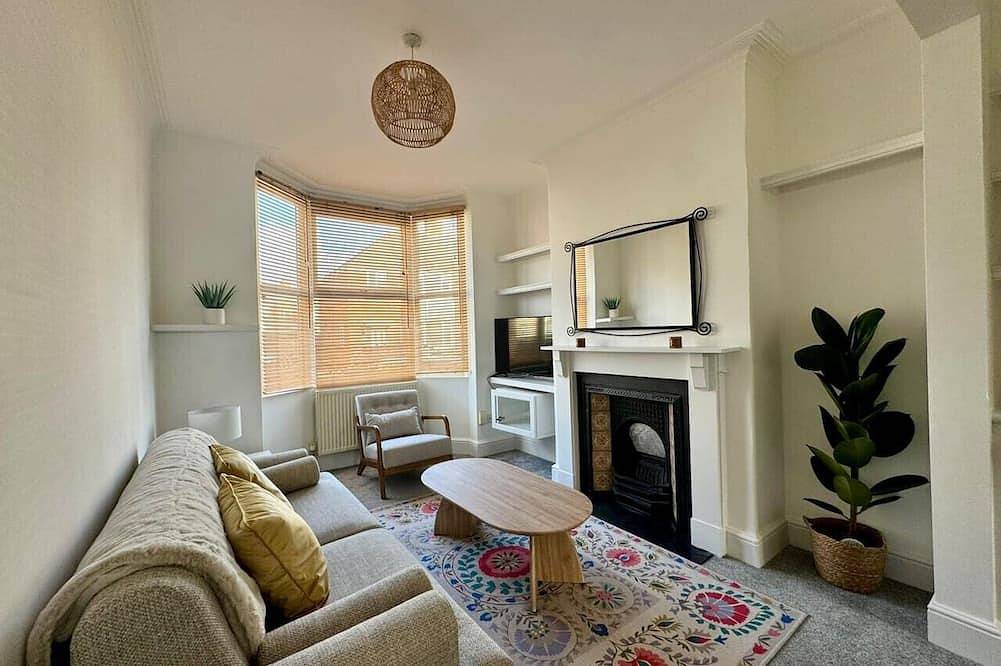 Stylish 2-Bed Home with Garden in Exeter, Devon