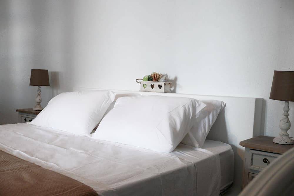 Traditionelle Villa in Oia mit Whirlpool und einzigartigem Blick auf den Vulkan und die Caldera in Finikia, Santorin