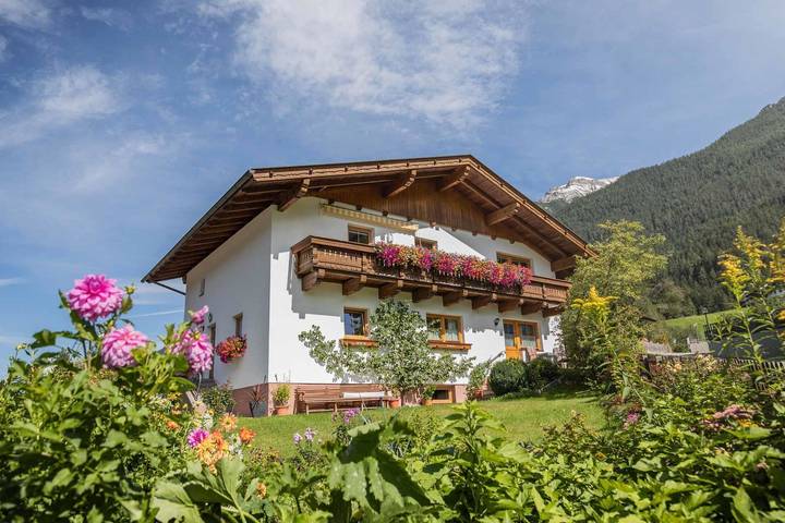 Ferienwohnung für 5 Personen, mit Terrasse und Garten im Stubaital