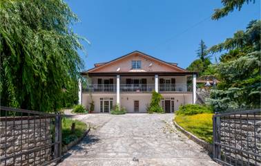 Ferienhaus für 10 Personen, mit Terrasse und Pool, kinderfreundlich in Italien