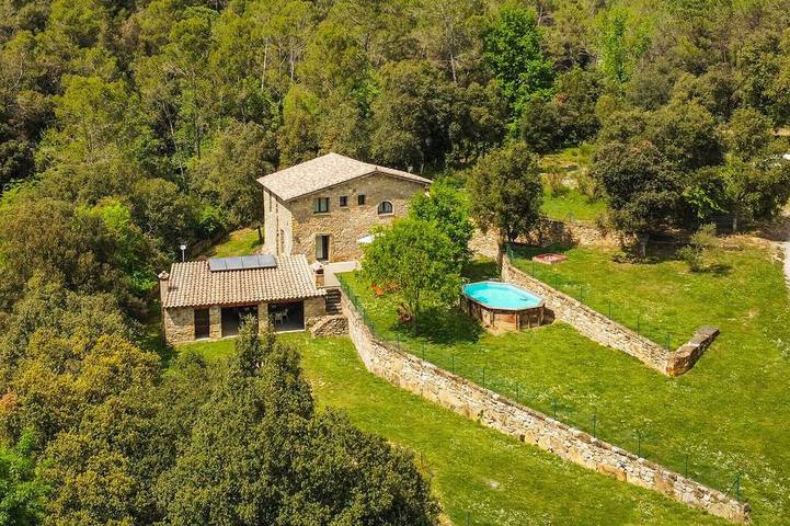Gîte pour 8 personnes, avec Balcon ainsi que Jardin et Piscine à Beuda