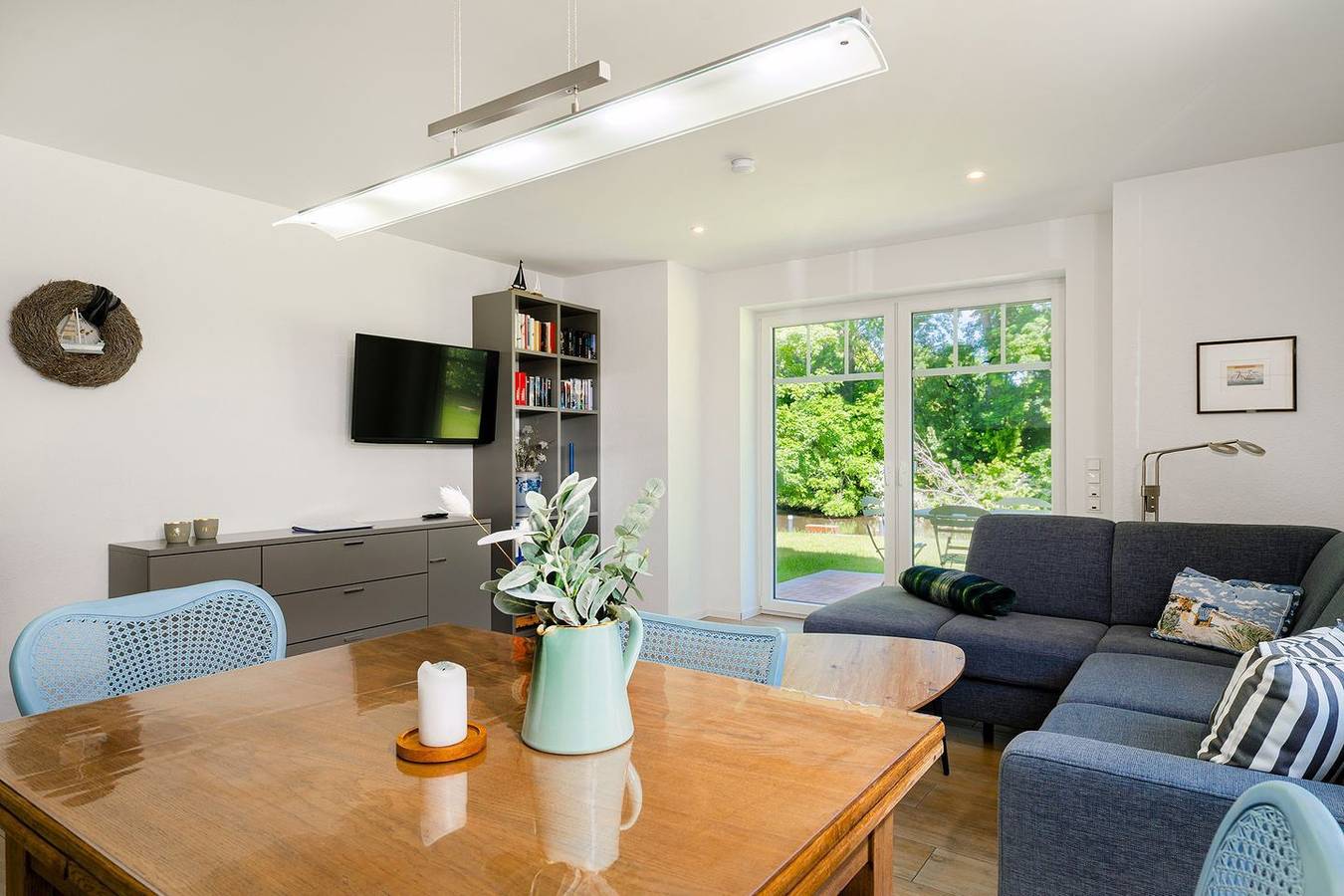 Ganze Wohnung, Neue 72qm Ferienwohnung für 4 Personen mit Terrasse direkt am Wasser in Krummhörn, Landkreis Aurich