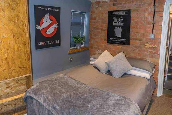 Appartement entier, Appartement unique au centre-ville / Climatisation / Terrasse privée sur le toit / Jacuzzi / 2 chambres in Loughborough, Heart of England
