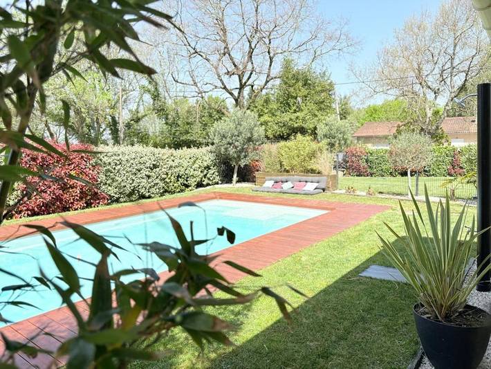 Location de vacances pour 19 personnes, avec jardin ainsi que piscine et terrasse à La Lande-de-Fronsac