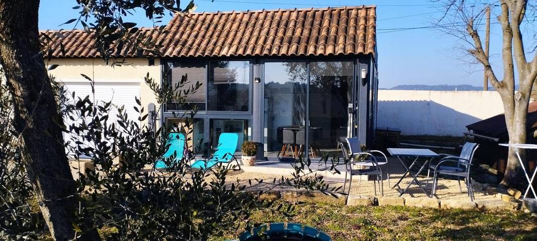 Location de vacances pour 2 personnes, avec vue ainsi que jardin et piscine à Piolenc - 3