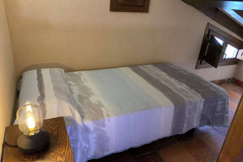 Entire apartment, Coquettish and spacious attic, with more than 70 meters, very luminous. in Pedraza, Segovia Province