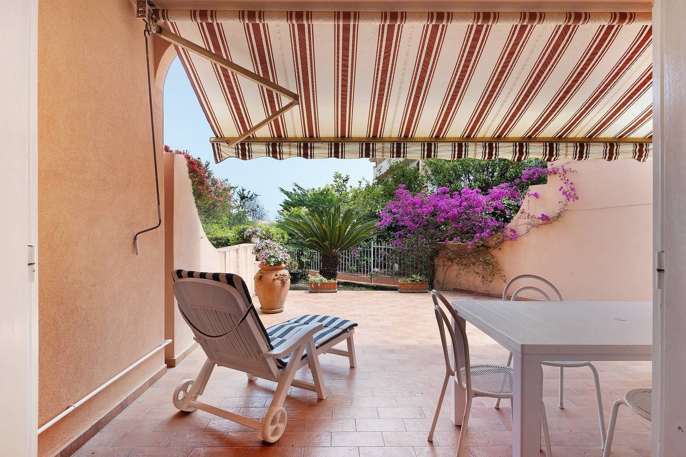 Apartamento entero, Apartamento "Casa Ghibli" con terrazas y Wi-Fi in Loano, Riviera di Ponente
