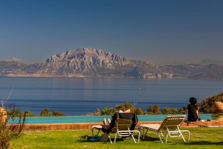 Location de vacances pour 2 personnes, avec Terrasse et Jardin ainsi que Piscine et Vue à Ceuta
