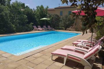 Gîte pour 4 personnes, avec jacuzzi et terrasse ainsi que piscine et jardin à Régusse