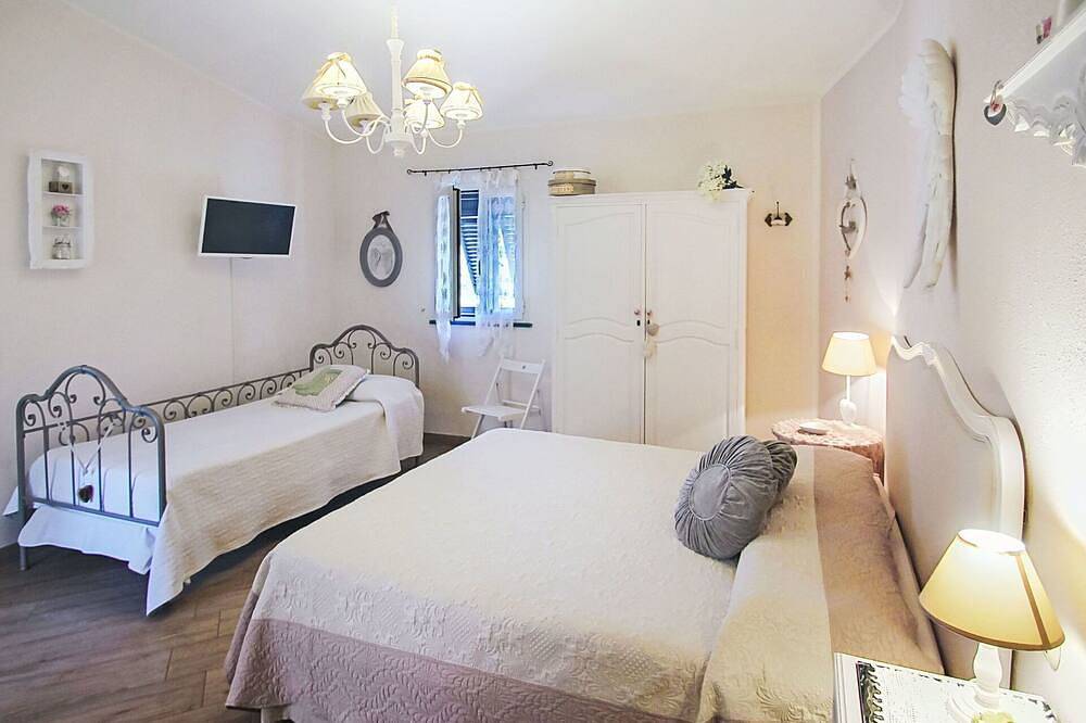 Caratteristica villa indipendente per 3 ospiti con Wifi, A/C, Tv, terrazza e animali ammessi in Comeglio, Moneglia