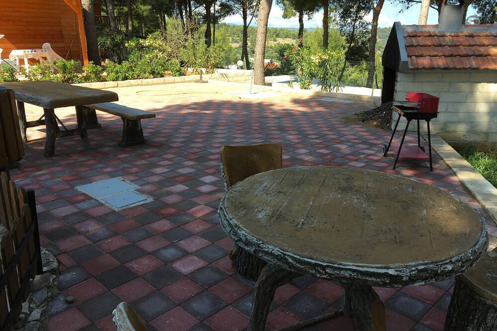 Chalet Baita 2 studio, double bed  bathroom, Tv, fridge, veranda, parking in Molinella (Foggia), Gargano